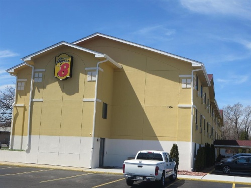 Super 8 by Wyndham Mundelein/Libertyville Area image 1